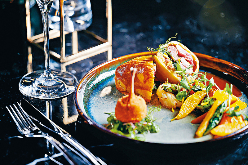 法國牛油麵包鵪鶉卷
將內藏去骨鵪鶉、鵝肝凍批和炒菠菜的法國牛油麵包烤焗，香氣四溢，配以色彩繽紛的時令蔬菜。