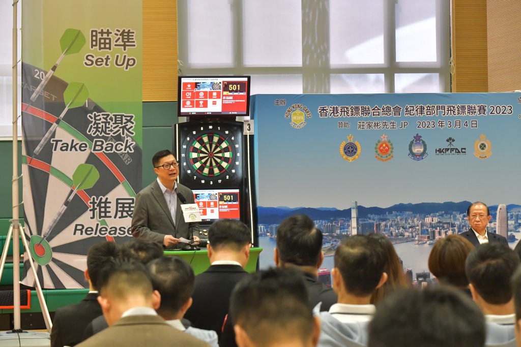 邓炳强在致辞时表扬香港飞镖联合总会，将飞镖运动普及化。陈极彰摄
