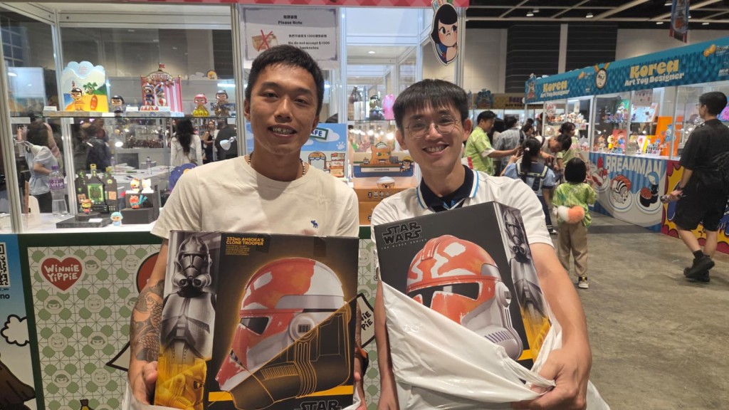 陳先生(右)和好友展示戰利品星球大戰頭盔。 陳先生(右)和好友展示戰利品星球大戰頭盔。