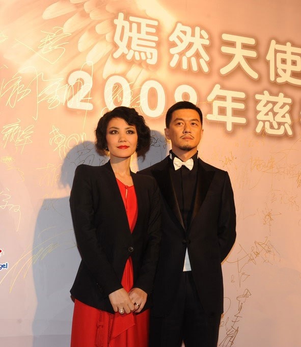 不過王菲與李亞鵬2013年宣布離婚。 ​ ​  ​