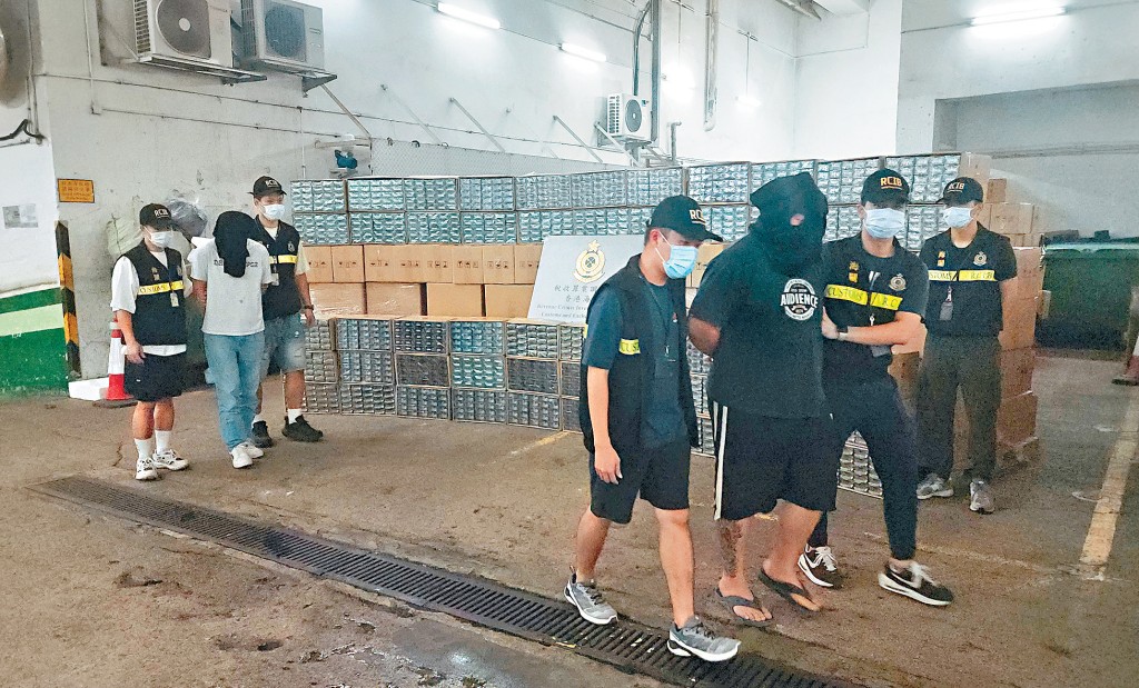 海關拘捕兩名涉案男子，相信是「白牌煙」倉庫的營運及管理人員。