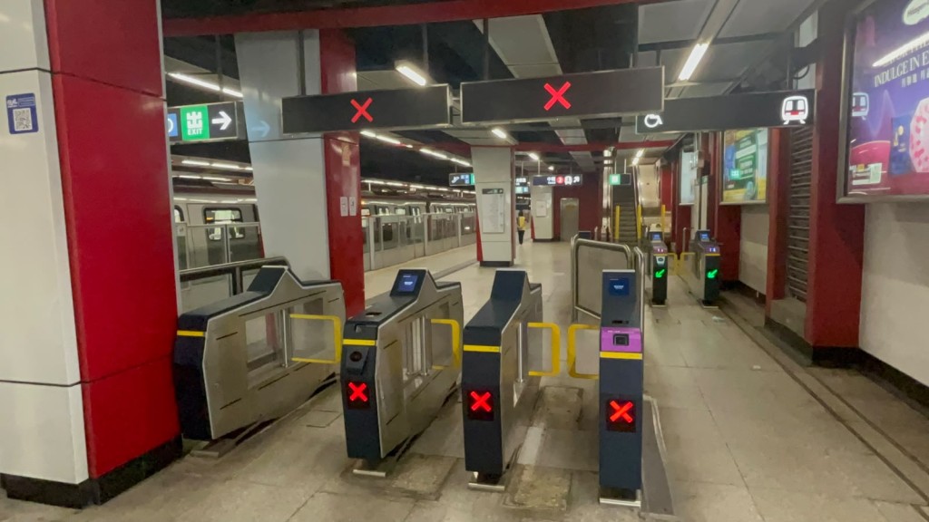 今早約9時,車站職員發現一隻猴子於荃灣綫荃灣站路軌附近徘徊,即時通知警方及漁護署。楊偉亨攝 今早約9時,車站職員發現一隻猴子於荃灣綫荃灣站路軌附近徘徊,即時通知警方及漁護署。楊偉亨攝