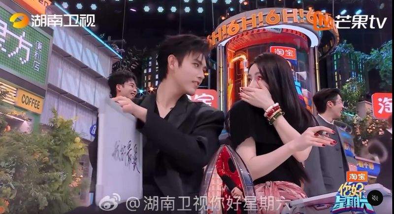 陳飛宇曾在綜藝節目中將籃球與迪麗熱巴的共同點，解答為「我的最愛」。