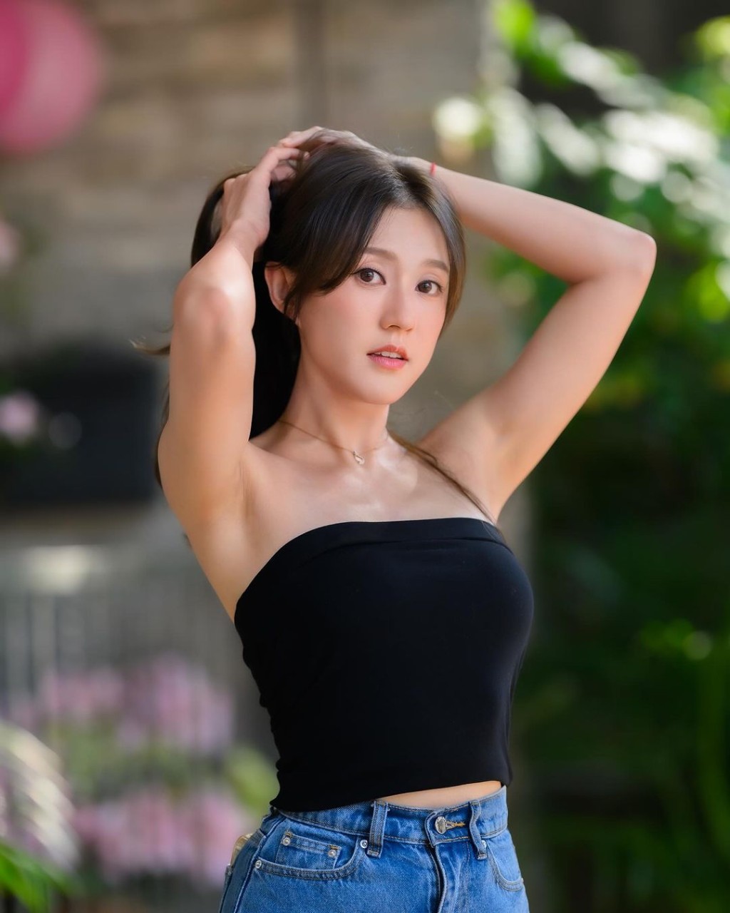 罗雪妍近年演出机会不断，拍过《新闻女王》、《美丽战场》、《白色强人II》、《新四十二章》、《婚后事》等剧集，人气不俗。