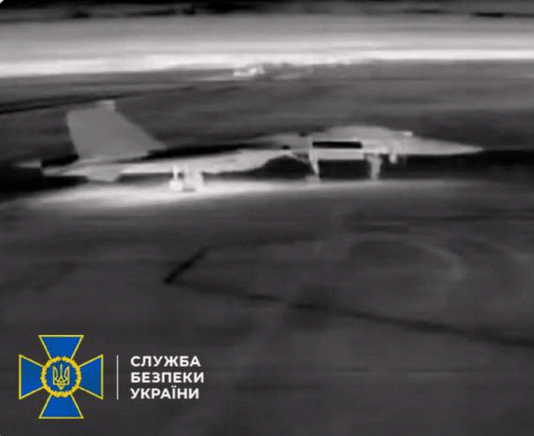 烏克蘭利用長程無人機空襲遭俄軍佔領的克里米亞貝爾別克（Belbek）空軍基地，擊中兩架Su-27戰機並破壞控制塔設施。@angelshalagina