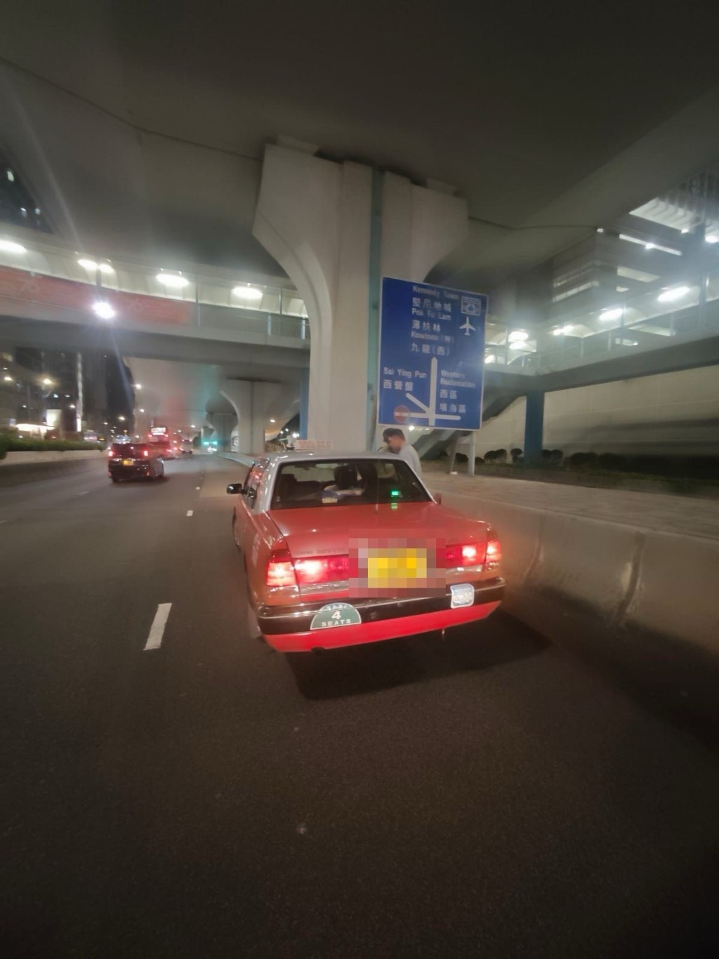 港島總區交通部執行及管制組人員今日在中環遊客區一帶展開打擊的士違規行動。