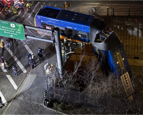 紐約巴士失事懸掛高架橋。AP圖片