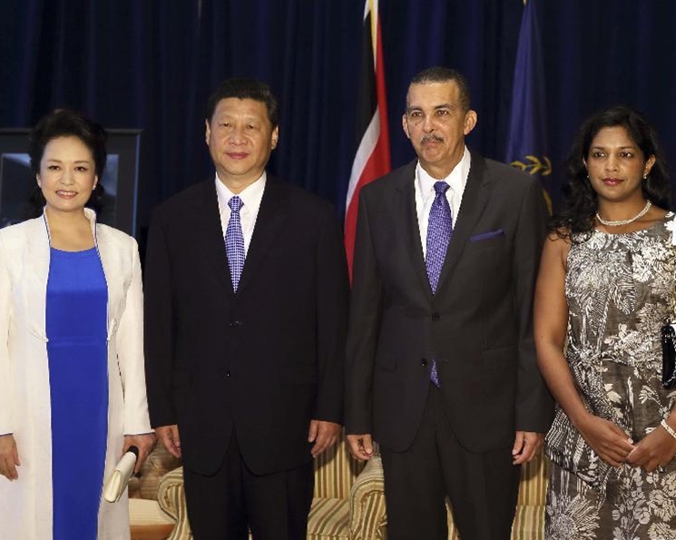 2013年特立尼達和多巴哥出訪，彭換上藍色主調。