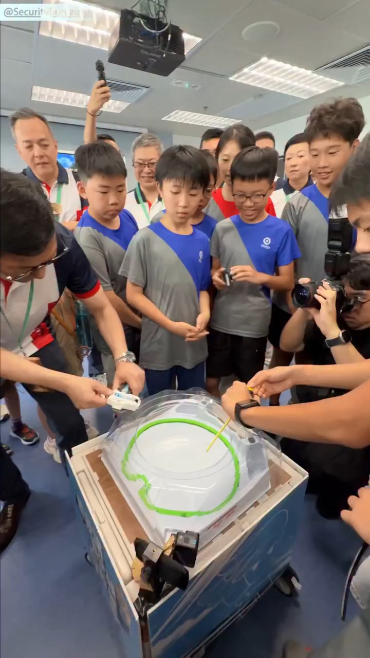 鄧炳強提議未來可以舉辦一次「聽我講：一齊企硬鬥陀螺」大賽。鄧炳強FB片段截圖