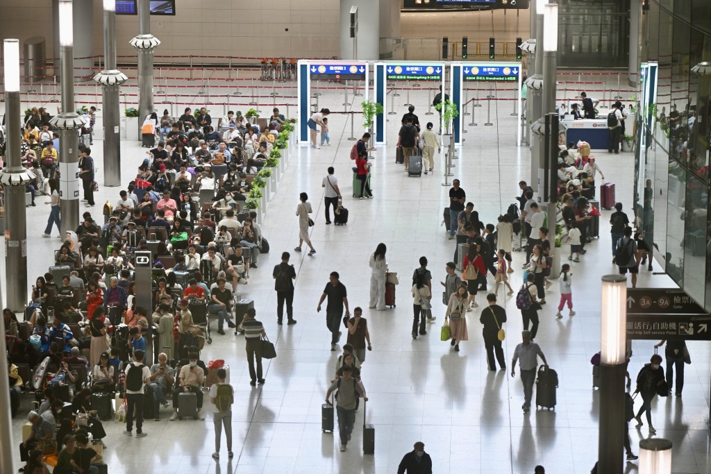 高鐵站內擠滿旅客。蘇正謙攝 高鐵站內擠滿旅客。蘇正謙攝