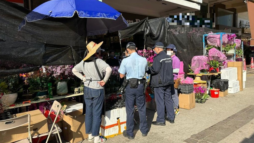 警方由今年一月開始,聯同各政府部門加強就花墟一帶店鋪阻街問題進行執法行動。