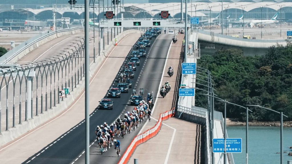 全運會歷史上首個跨境比賽——公路自行車男子個人賽8日順利完賽。新華社