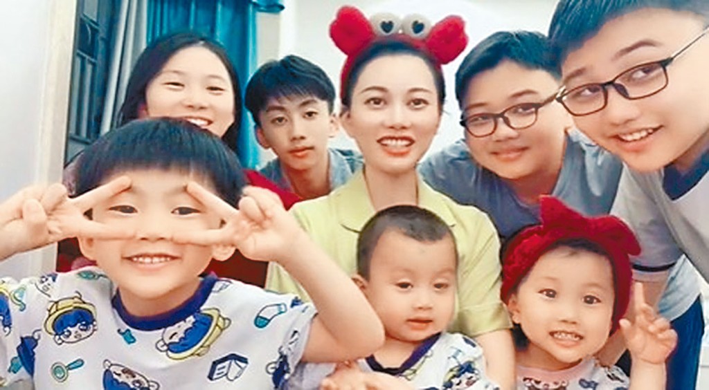 張榮榮和她的七名兒女。