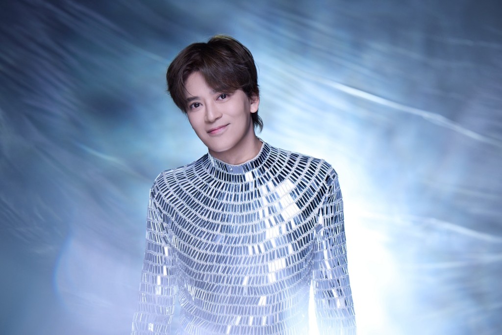 MV中東東以兩套截然不同的造型登場，銀色鏡面造型被稱為「純愛戰神」。