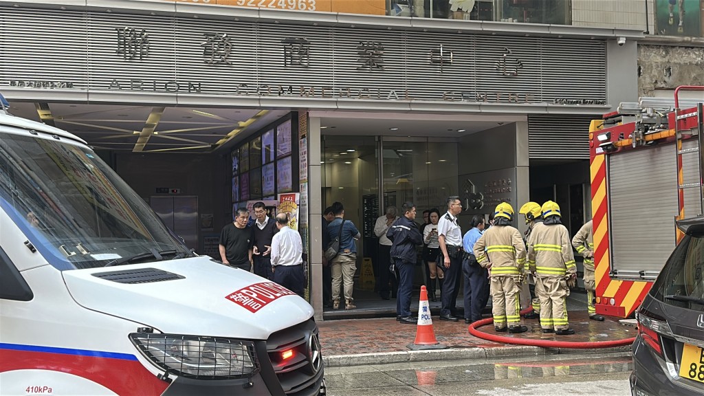 警方及消防員到場。劉漢權攝