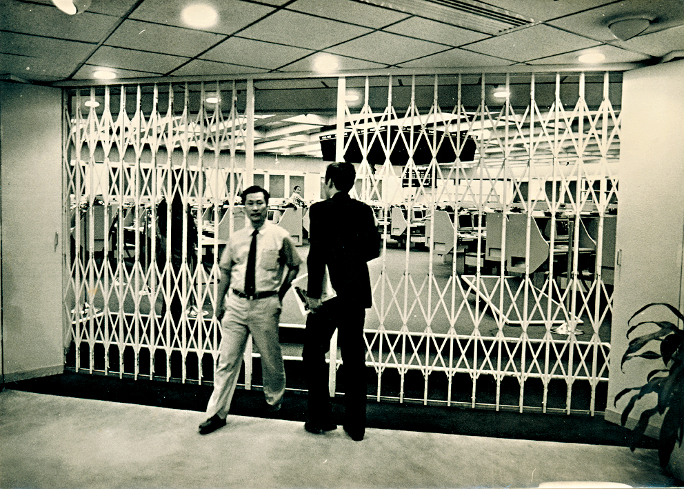 受美国华尔街股市拖累，恒指1987年引爆股灾，港交所史无前例停市4天。