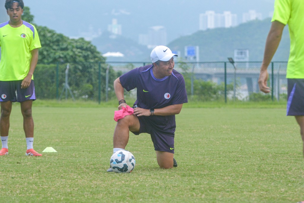 因球員不足達sir都要親自落場。攝影：魏國謙