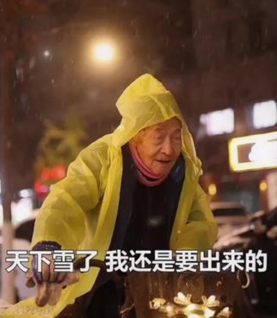 91岁老翁雪夜里仍坚持出外拾荒。