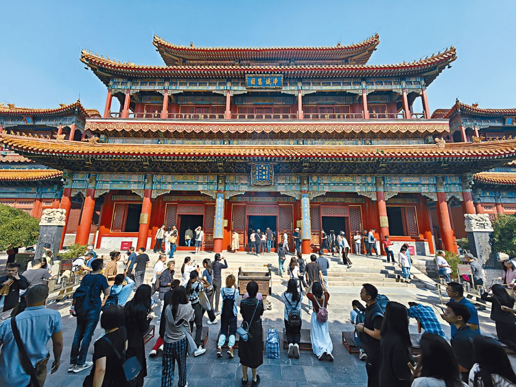 北京雍和宮內,不少年輕人焚香長跪,態度虔誠。