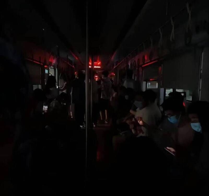 重慶地鐵車廂一片黑漆漆。