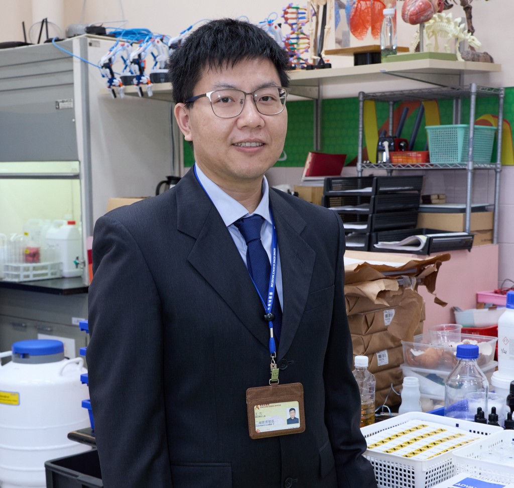 科學館二級助理館長(服務拓展)王力指,科學館亦會運用兒時玩具與長者講解科學。(香港科學館提供) 科學館二級助理館長(服務拓展)王力指,科學館亦會運用兒時玩具與長者講解科學。(香港科學館提供)