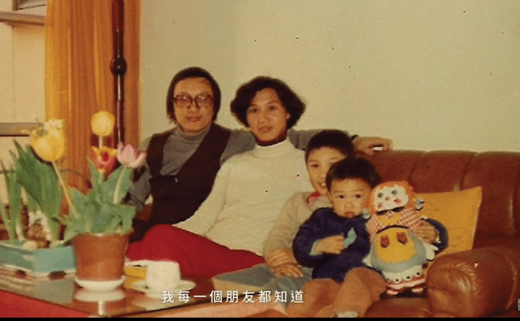 陳奕迅小時候的一家四口幸福照。