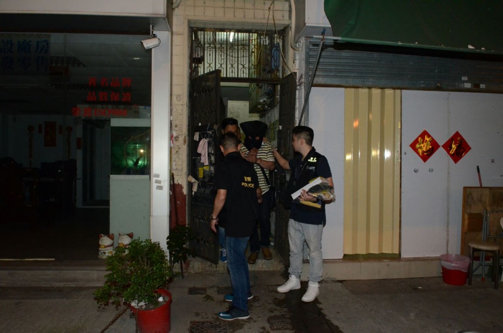 探員晚上將疑犯押返住所搜證。李子平攝