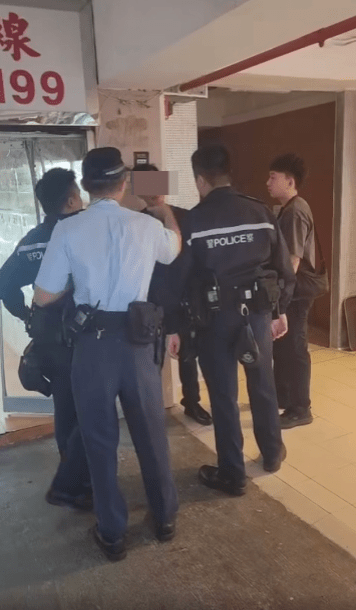 黑衣男質疑警員「玩嘢」,警員則回應正依法執法及處理事件,稱「我𠵱家執法,唔係玩嘢」、「係處理你」。 黑衣男質疑警員「玩嘢」,警員則回應正依法執法及處理事件,稱「我𠵱家執法,唔係玩嘢」、「係處理你」。