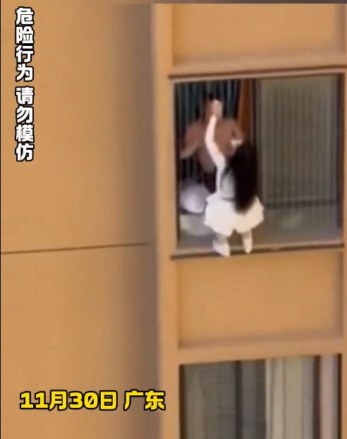 網民猜測爬窗逃走的女子，是為躲避捉姦，但逃走過程中險象橫生。抖音
