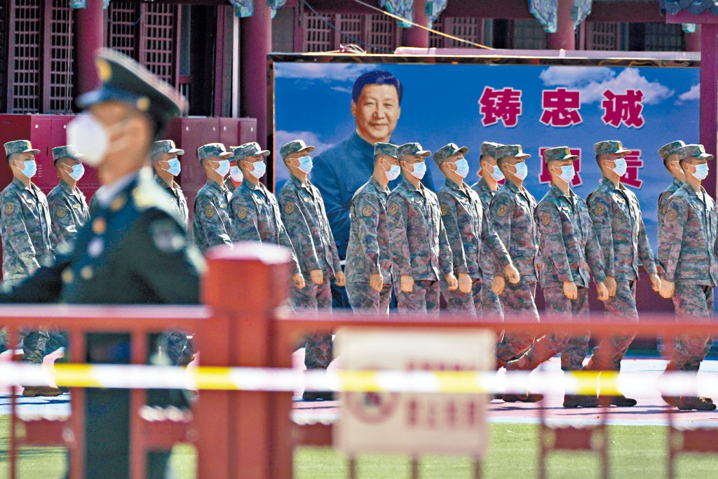 二十大開幕,解放軍官兵昨天在天安門附近列隊。