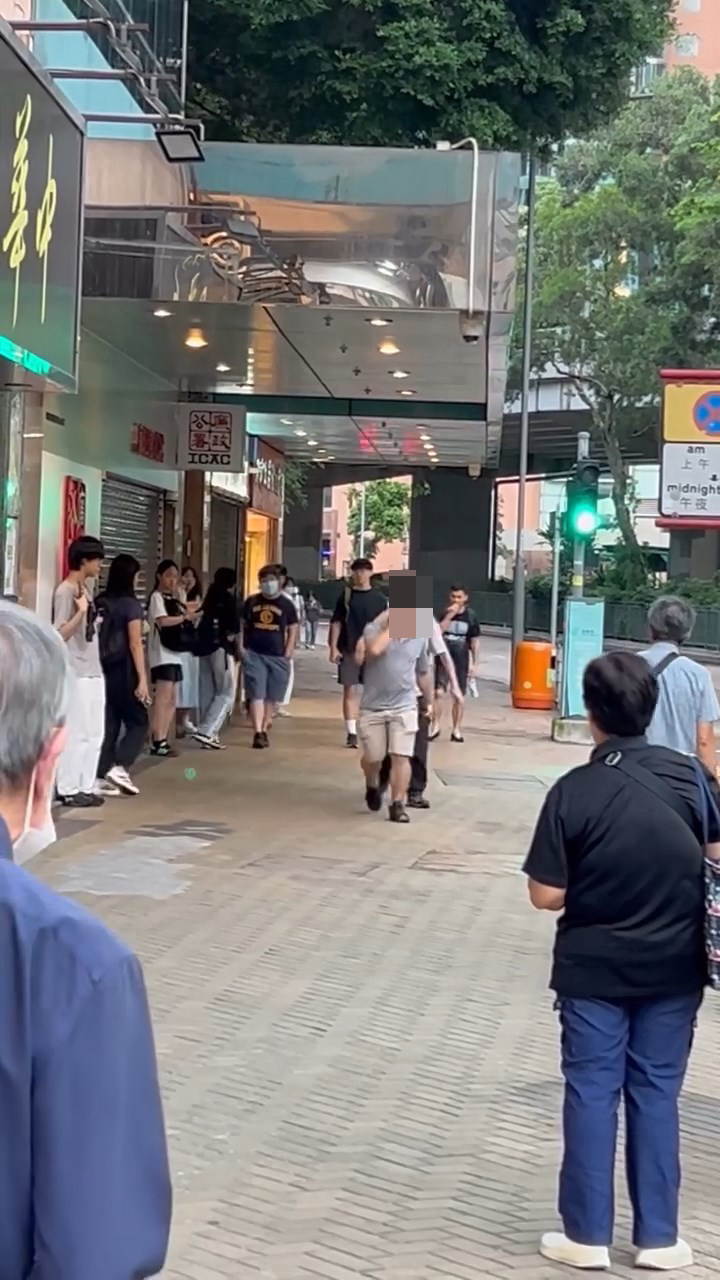 玉石舖老闆與一名灰衫男子於街頭拉拉扯扯。threads@ar_lau_326片段截圖 玉石舖老闆與一名灰衫男子於街頭拉拉扯扯。threads@ar_lau_326片段截圖