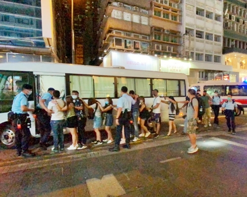 警方於中環搗破一間無牌酒吧,拘捕41名男女,當中包括一名外籍男子。警方圖片