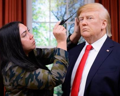 蜡像师正为特朗普蜡像作修饰。图:Madame Tussauds London