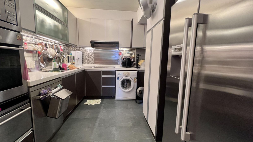 特大厨房已有新净厨柜，并有嵌入式家电等，善用空间。