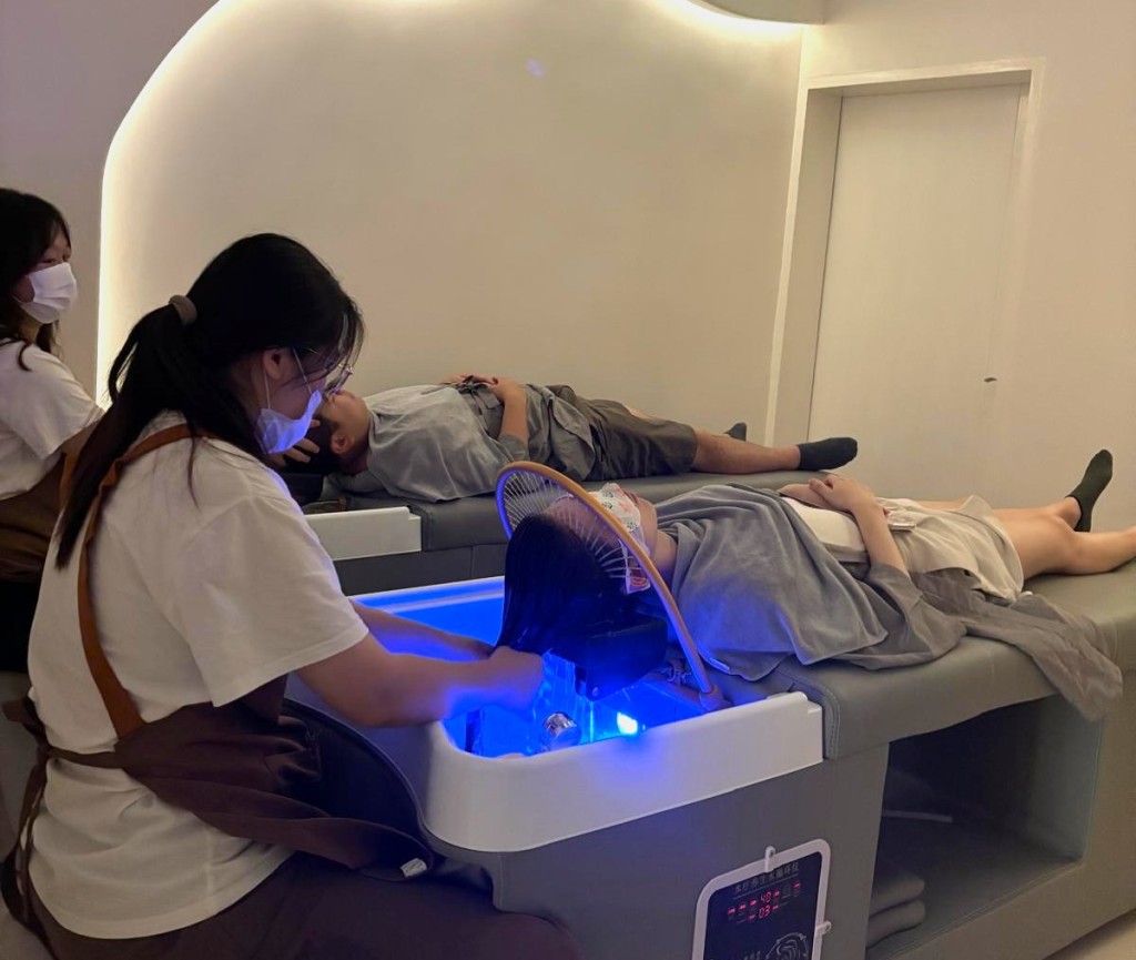 內地客戶多為周末北上的休閒客流,僅把頭皮護理當作普通頭療,單次消費僅300多元。 內地客戶多為周末北上的休閒客流,僅把頭皮護理當作普通頭療,單次消費僅300多元。