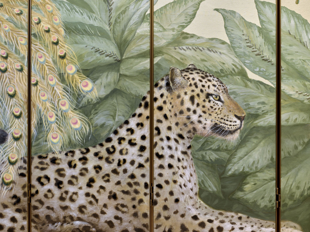 由Gohard工作坊繪製的屏風，飾以出自露面 固埃（Lucie Toure）創作的刺繡，靈感取材自卡地亞的標誌性動物，包括美洲豹、斑馬等。