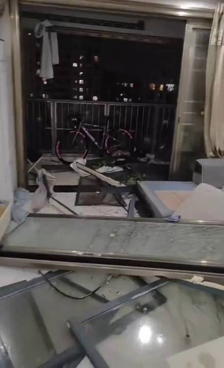 市民拍攝影片顯示,家中窗戶被吹破。 市民拍攝影片顯示,家中窗戶被吹破。