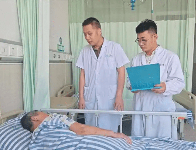 72歲老人高溫天坐石頭10餘秒,屁股嚴重燒傷。湖北日報 72歲老人高溫天坐石頭10餘秒,屁股嚴重燒傷。湖北日報