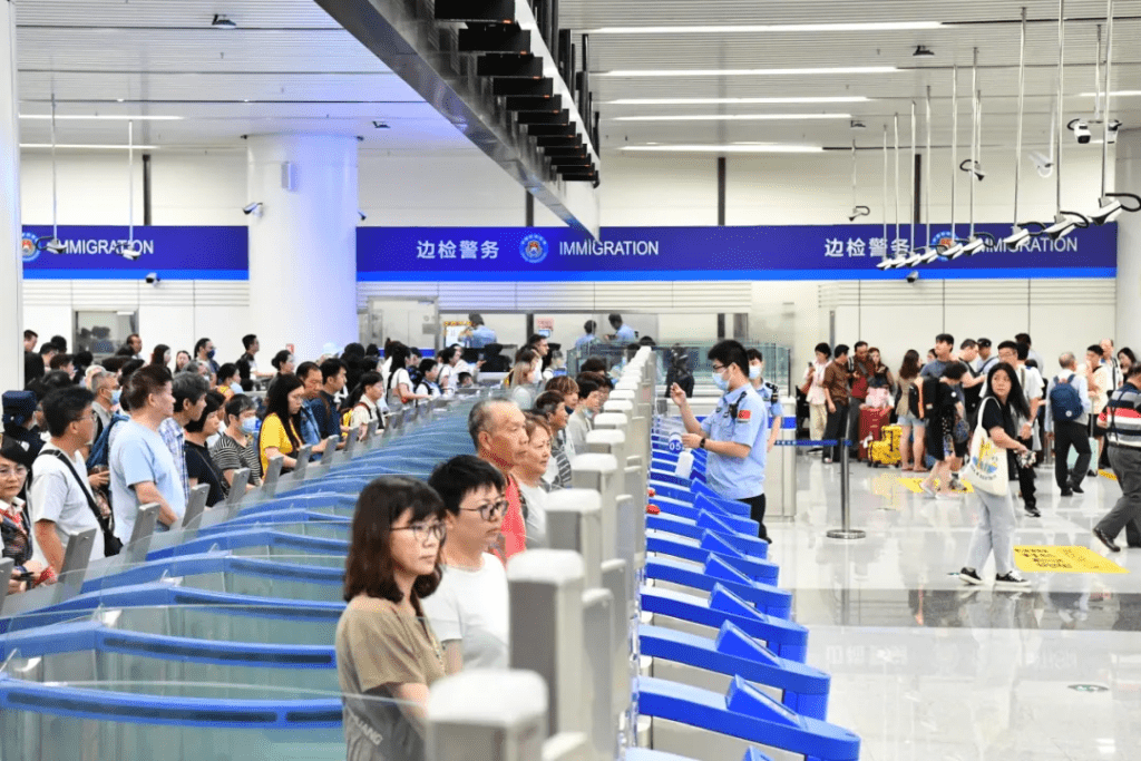 6月30日，深圳陸路口岸旅客通關量創全面復通以來新高，單日出入境旅客84.79萬人次。