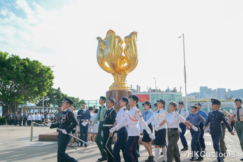 「海關青年領袖團」今日(14日)早上參加了由香港各界青少年活動委員會舉辦的「金紫荊廣場升旗禮」。