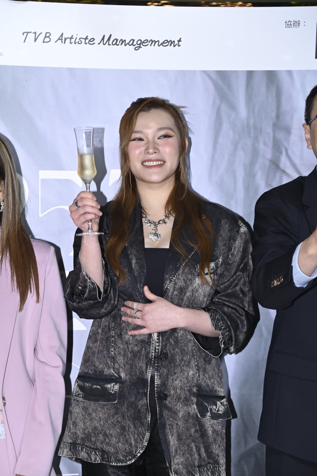 記者會提前慶祝28歲生日。 記者會提前慶祝28歲生日。