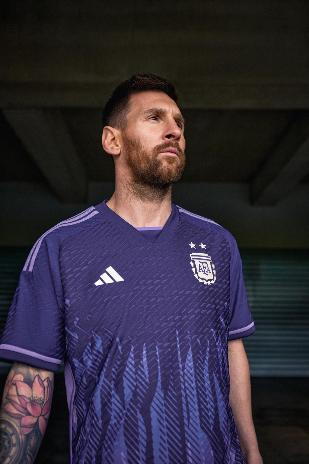 ３）阿根廷 / 作客球衣： 阿根廷作客球衣破格以紫色為基調，火焰狀圖案取自阿根廷國旗的「五月太陽」元素，把創新與傳統元素融合，旨在鼓勵球隊竭盡全力去拼搏，同時傳遞對公平性的追求。Adidas圖片