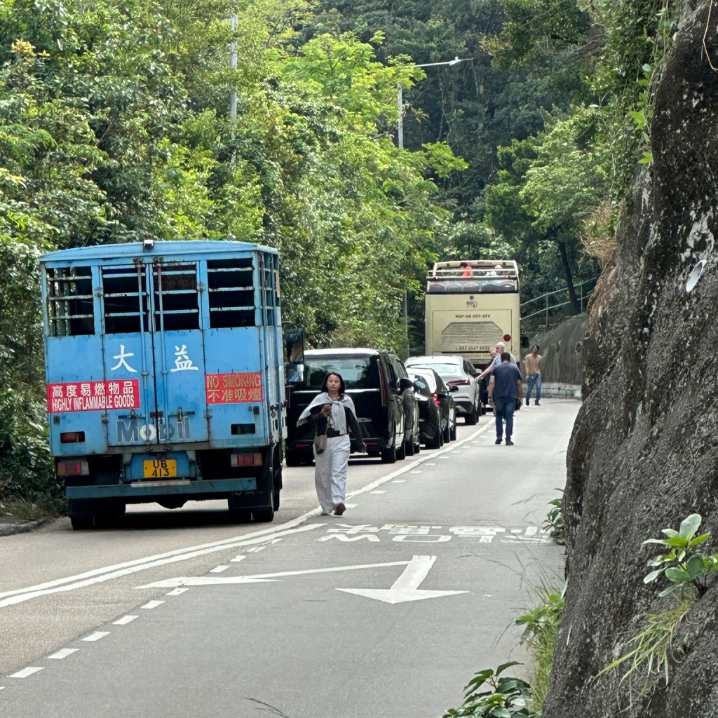 清理期間，現場一段大潭道全線封閉。FB：Bosco Chu@馬路的事討論區