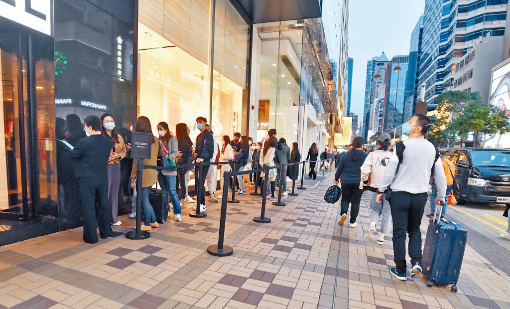 高鐵站重開日，尖沙嘴一帶名店湧現大批內地客購物。