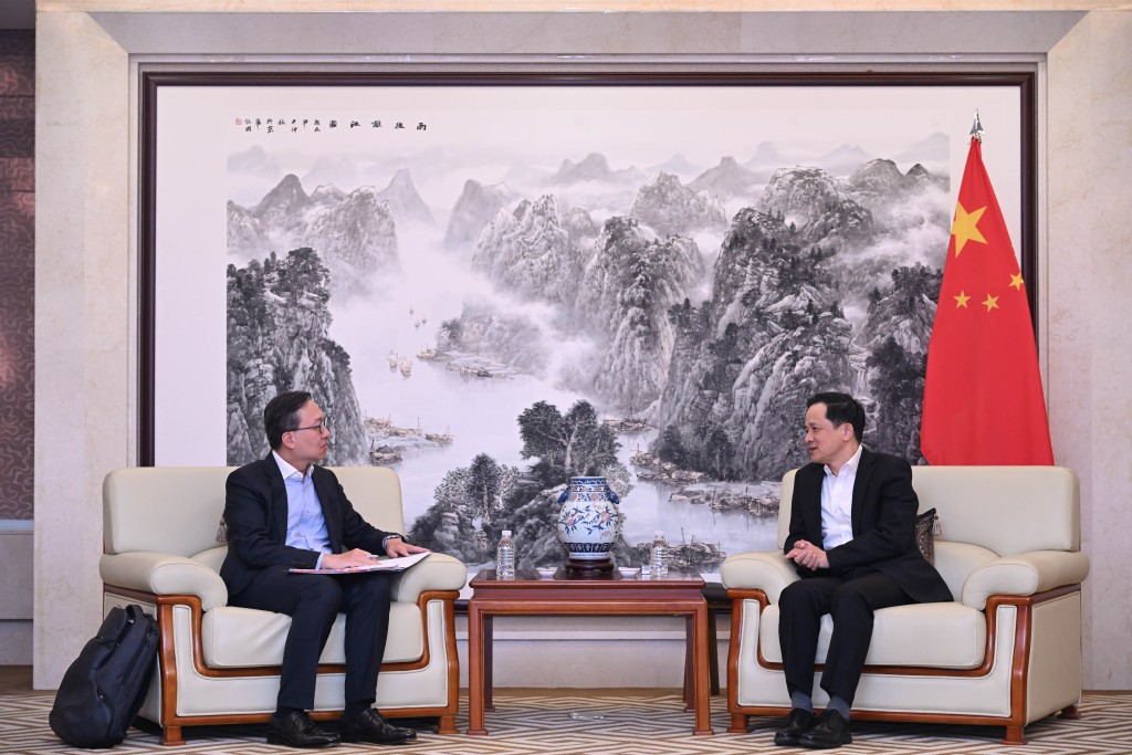林定國(左)與中華人民共和國駐大韓民國特命全權大使戴兵(右)會面。政府新聞處 林定國(左)與中華人民共和國駐大韓民國特命全權大使戴兵(右)會面。政府新聞處