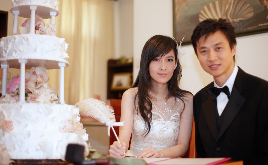 周慧敏于2009年与倪震结婚。
