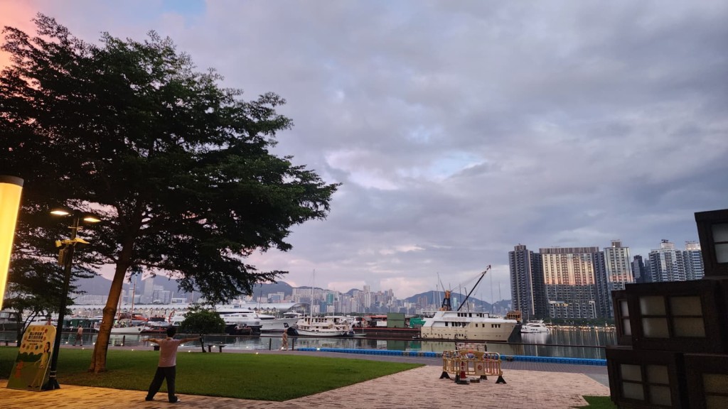 日間天晴酷熱,市區最高氣溫約33度,新界再高兩三度。黎志偉攝 日間天晴酷熱,市區最高氣溫約33度,新界再高兩三度。黎志偉攝