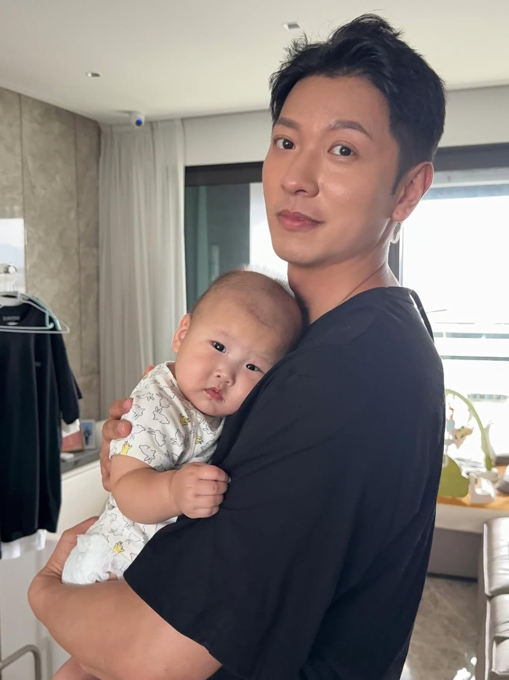 高鈞賢成為「奶爸」。 高鈞賢成為「奶爸」。