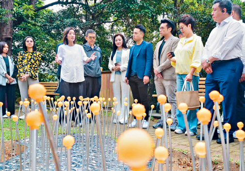 旅遊事務專員陳慧欣（左三）再聯同旅發局代表，與十多位中西區區議會議員前往山頂盧吉道及夏力道，實地視察「光影匯」項目的裝置工程。