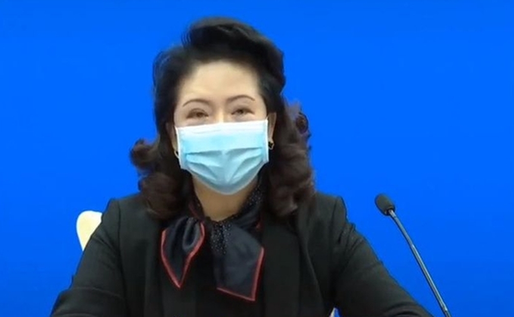 李少莉10月29日出席記者會時，佩戴疑似名牌耳環。